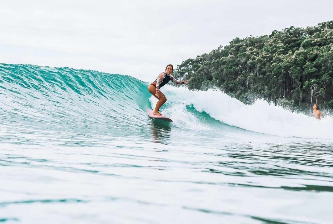 Noosa Heads surf - Woman surfing a wave in noosa