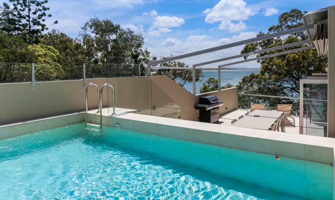 Noosa pen - view of pool, deck and sea thouses